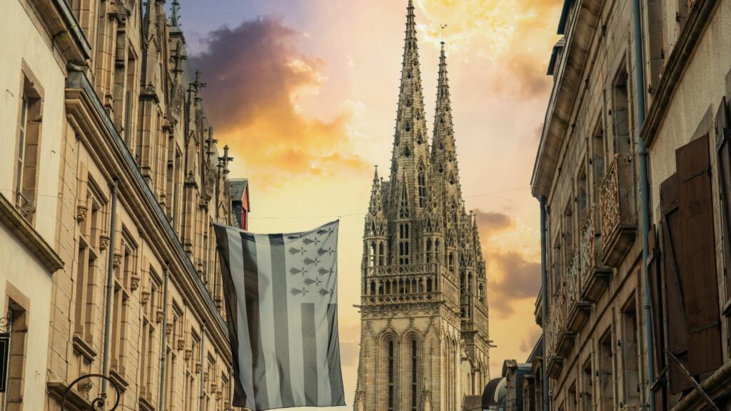 Cathédrale Saint-Corentin de Quimper au coucher du soleil, vue depuis une rue du centre historique