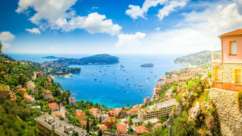 ue panoramique sur la baie de Villefranche-sur-Mer près de Nice.