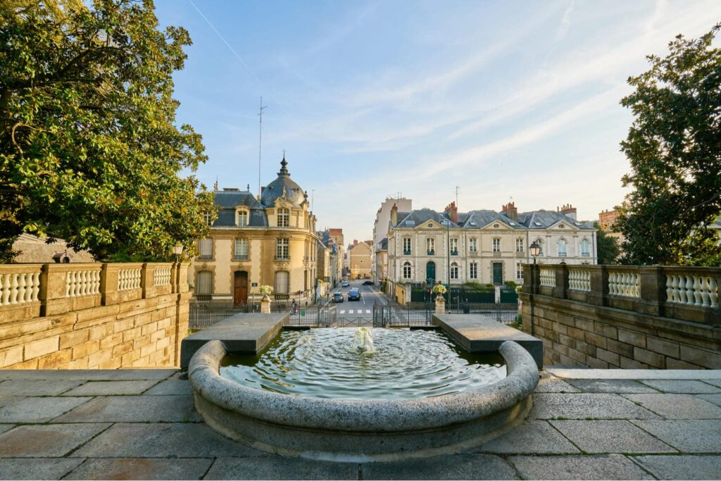 Fontaine en pierre et architecture élégante au cœur de Rennes