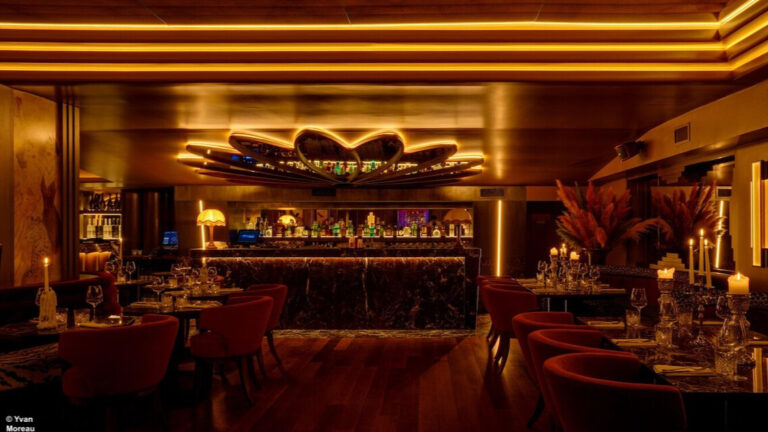 Salle du restaurant Palacio Paris avec ambiance feutrée et décoration élégante.