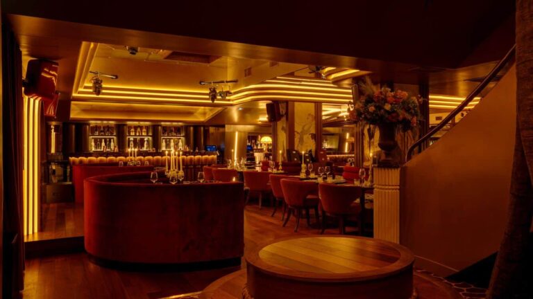 Salle de réception luxueuse aux tons dorés et velours bordeaux au Palacio Paris, idéale pour une soirée d'entreprise et séminaire entreprise