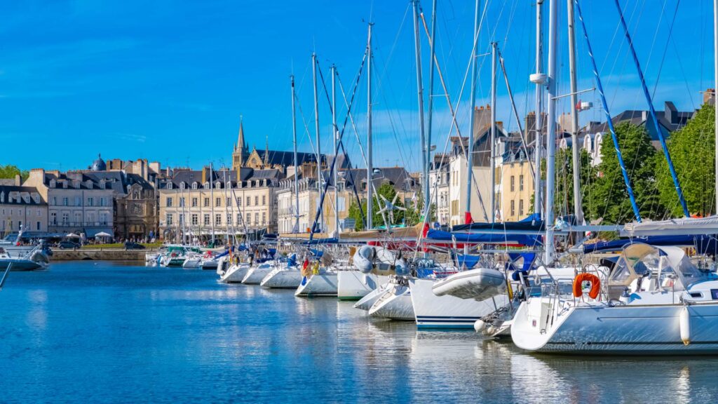 Voiliers amarrés dans le port de Vannes, ville historique du Morbihan.