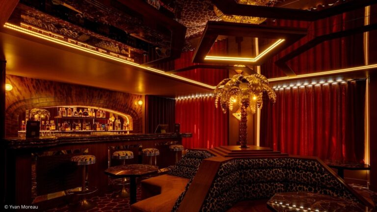 ntérieur du bar Palacio à Paris avec décoration immersive et éclairages chaleureux.
