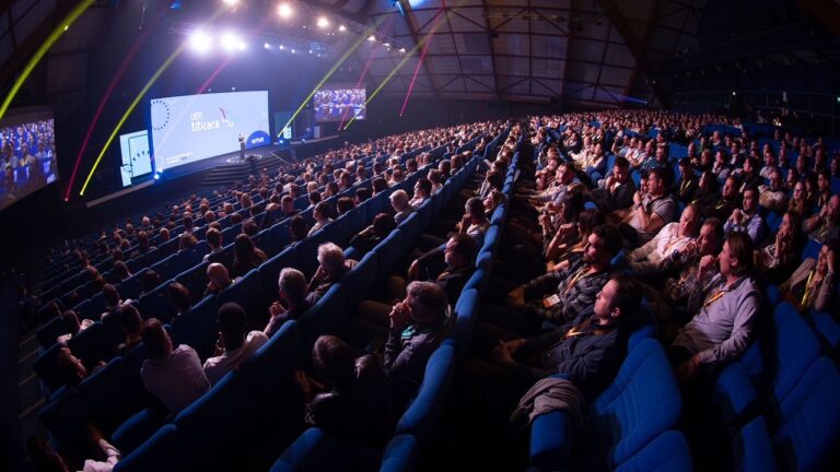 Auditorium des Pyramides rempli pour un séminaire d’entreprise avec écran LED géant et écrans latéraux