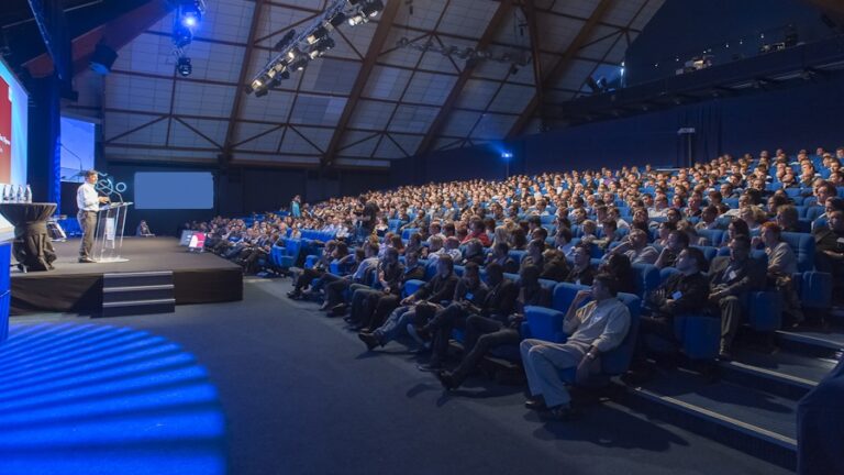 Grand auditorium des Pyramides pour séminaire et conférence d’entreprise dans les Yvelines