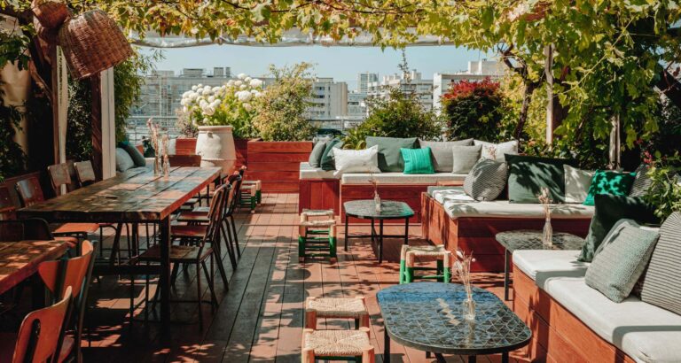 Terrasse rooftop du Perchoir à Paris aménagée pour un séminaire ou une soirée d’entreprise en plein air