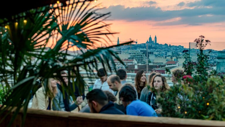 Séminaire d’entreprise au Perchoir Ménilmontant avec vue sur Paris au coucher du soleil