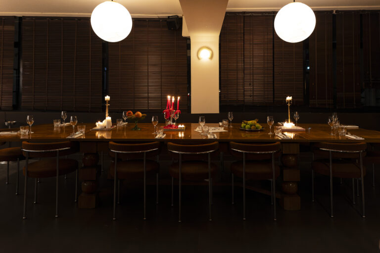 Table élégamment dressée au Dimora Paris pour une soirée d’entreprise ou un séminaire