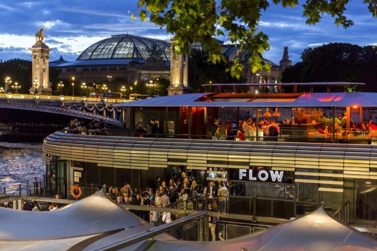 Séminaire au Flow à Paris sur la Seine en soirée