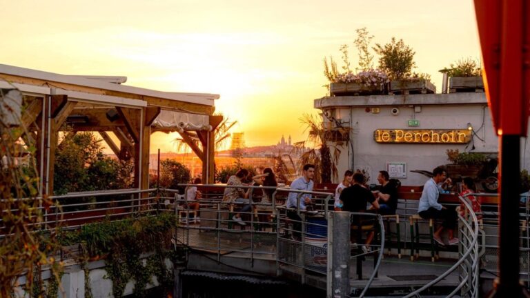 Terrasse du Perchoir à Paris lors d’un séminaire ou cocktail d’entreprise au coucher du soleil