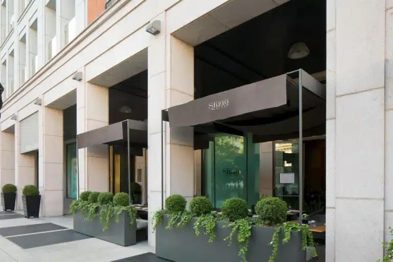 Entrée extérieure du restaurant Sfizio du Rosa Grand Milano avec terrasse végétalisée et marquise design – séminaire entreprise