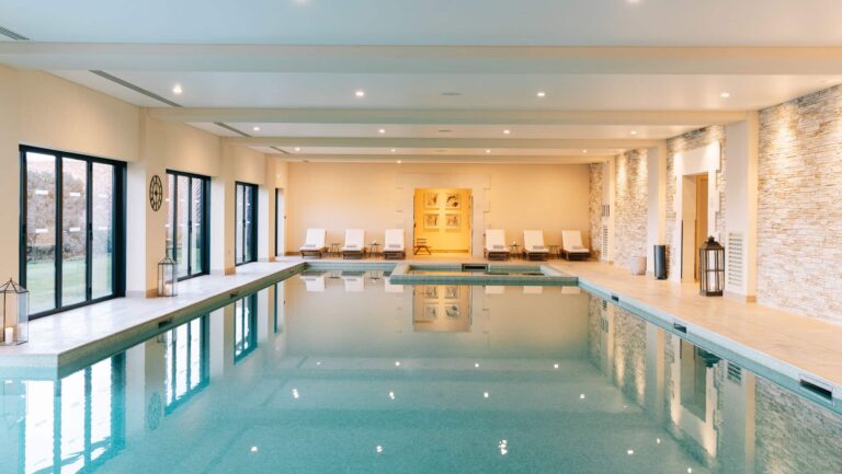 Grande piscine intérieure et jacuzzi du spa Hôtel Chais Monnet & Spa – séminaire entreprise Cognac