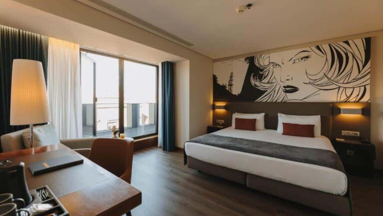 Chambre double du Timbre Heroísmo Porto avec fresque murale artistique, bureau de travail et balcon – séminaire entreprise