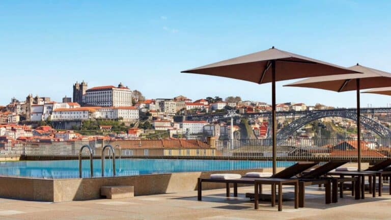 Piscine extérieure avec vue panoramique sur Porto et le Douro – Tivoli Kopke Porto Gaia Hotel – séminaire entreprise