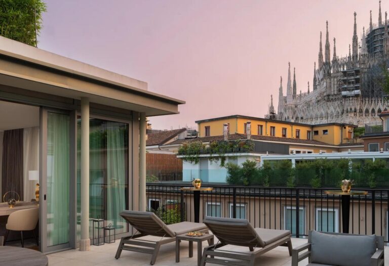 Terrasse privée du Duomo Terrace Penthouse du Rosa Grand Milano avec vue sur les flèches du Duomo au coucher du soleil – séminaire entreprise