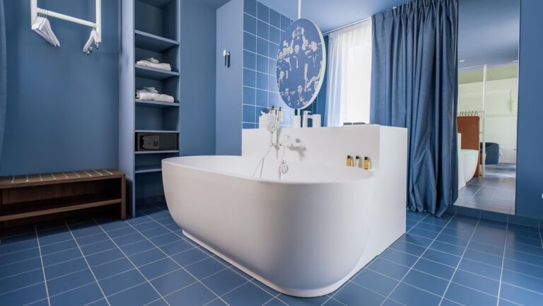 Salle de bain baignoire îlot design bleu dans chambre premium – The Ruck Hotel Lyon – séminaire entreprise