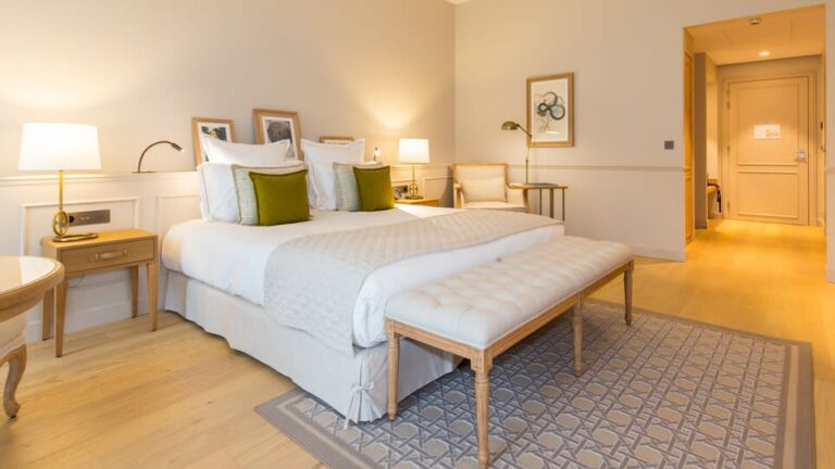 Chambre double élégante de l'Hôtel Chais Monnet & Spa – séminaire entreprise Cognac