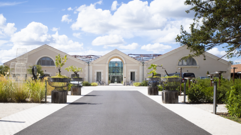 Entrée principale de l'Hôtel Chais Monnet & Spa à Cognac – séminaire entreprise