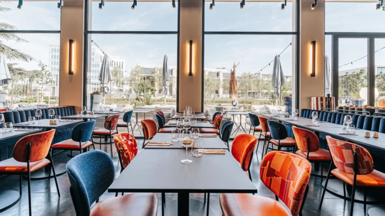 Restaurant L'Atelier du Ruck avec tables dressées et vue sur terrasse – The Ruck Hotel – séminaire entreprise