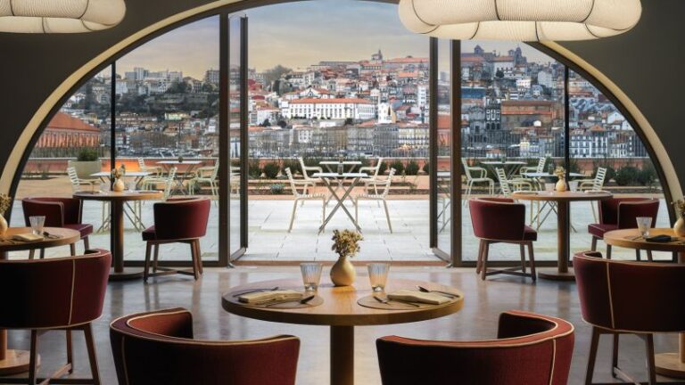 Restaurant avec vue panoramique sur Porto encadrée par une arche au Tivoli Kopke Porto Gaia Hotel – séminaire entreprise