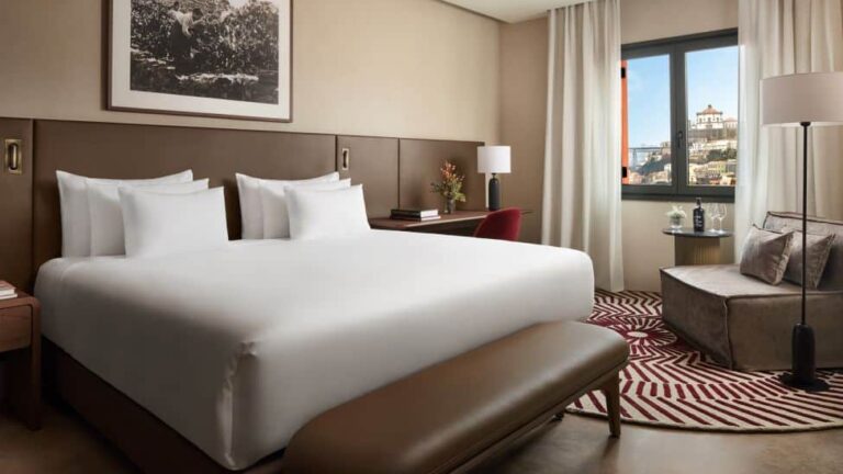 Chambre double avec vue sur Porto et décoration contemporaine au Tivoli Kopke Porto Gaia Hotel – séminaire entreprise