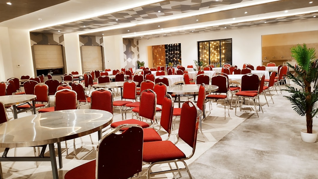 Salle de conférence moderne pour séminaire d'entreprise avec participants
