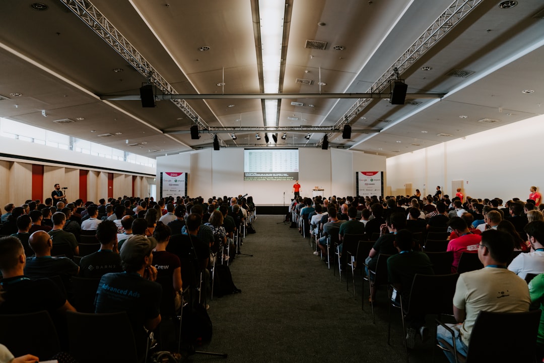 Groupe de collaborateurs lors d'un séminaire d'entreprise en Europe