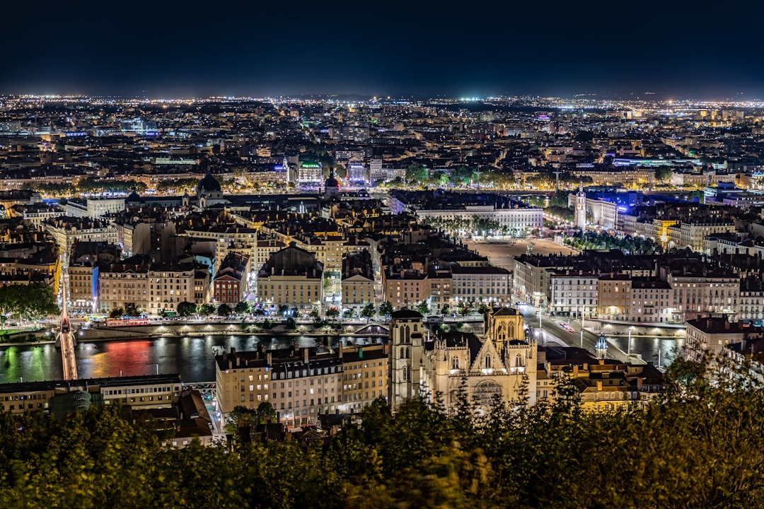 Rooftop panoramique à Lyon lors d'un séminaire d'entreprise en soirée