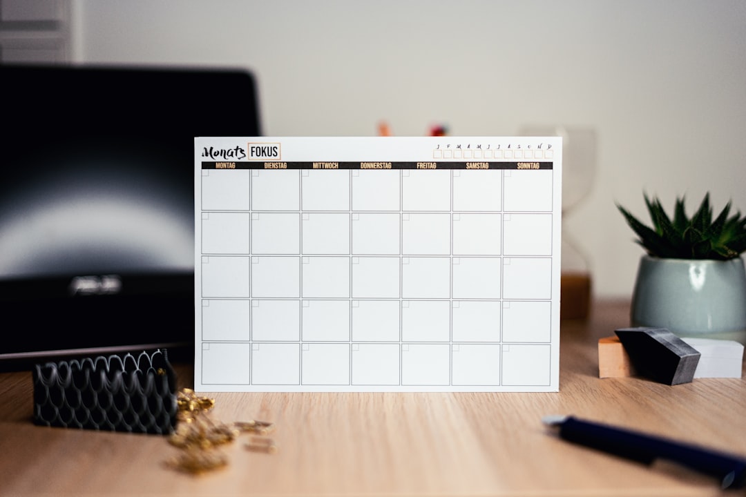 Responsable RH consultant un calendrier pour organiser un séminaire