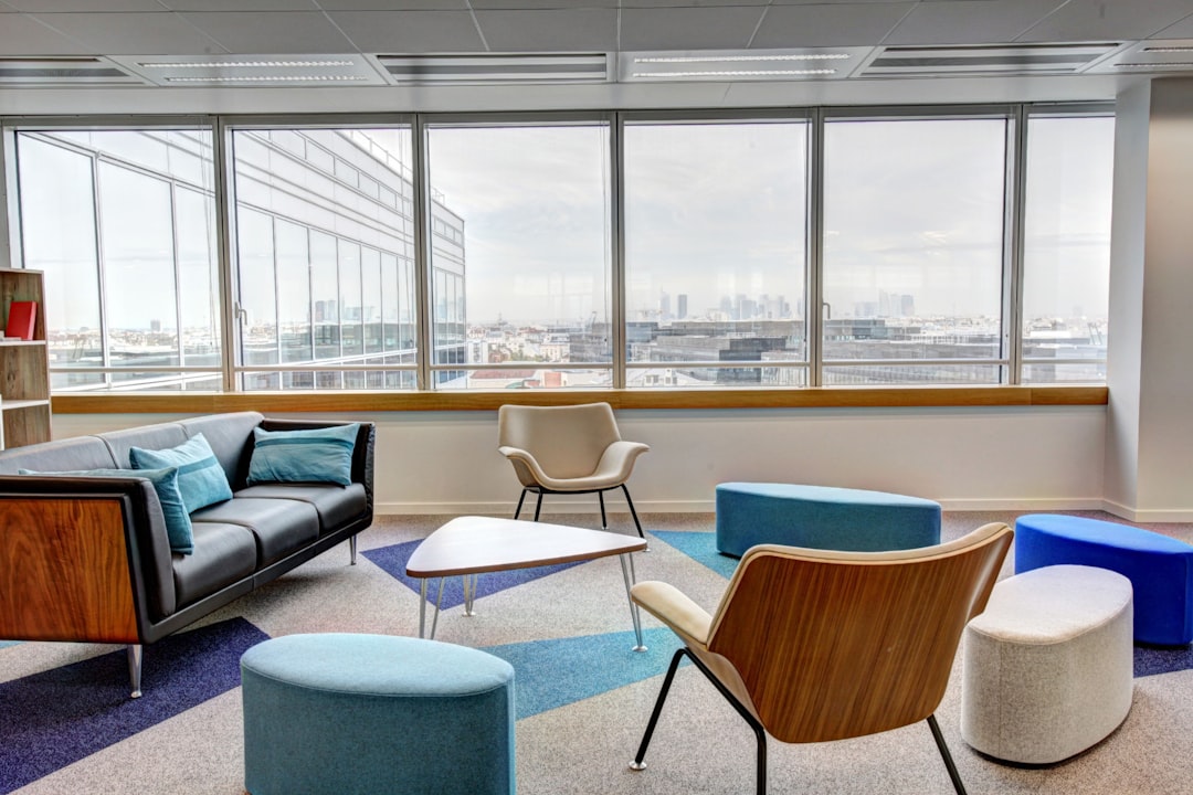 Salle de conférence lumineuse à Paris avec équipement professionnel