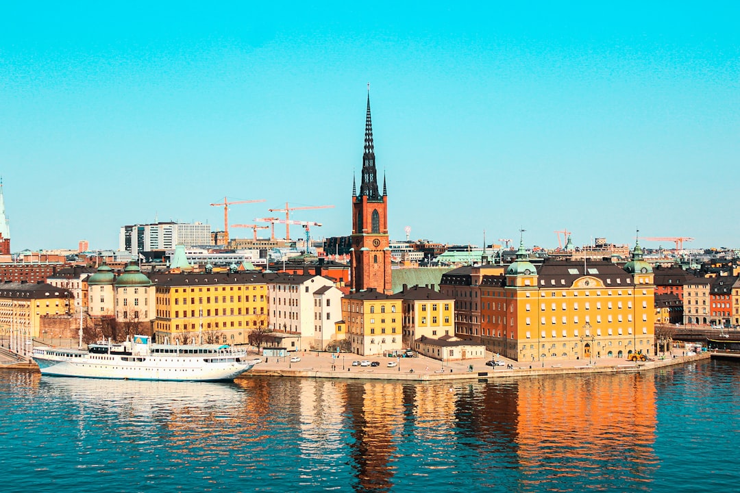 Voyageurs d'affaires arrivant à Stockholm pour un séminaire international