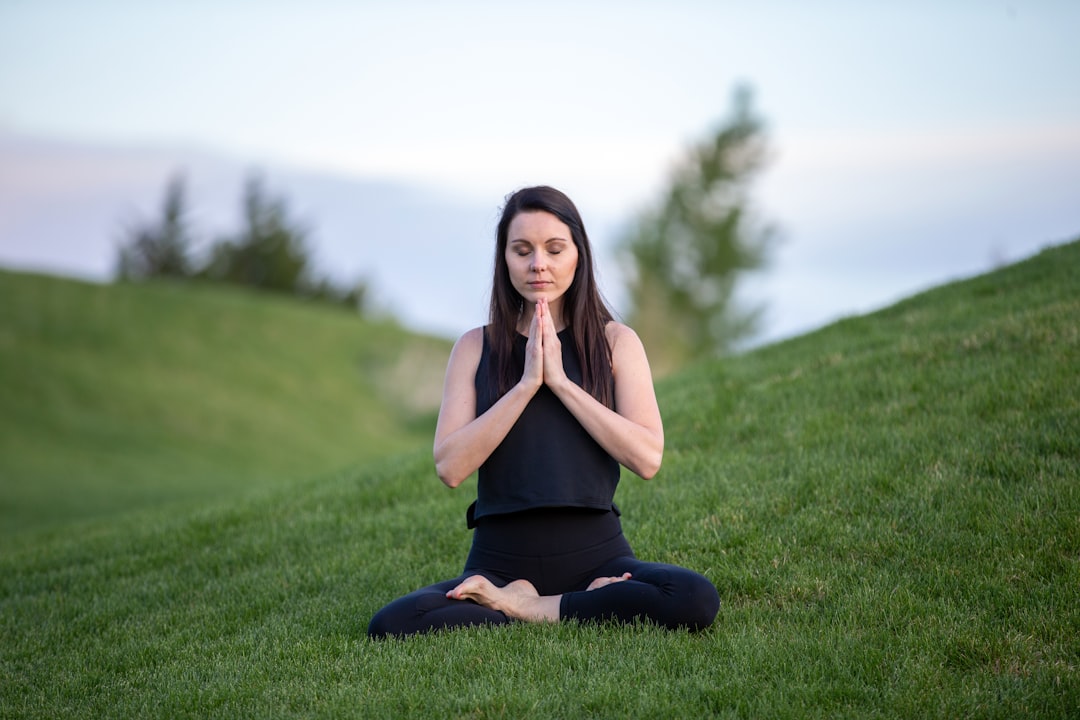 Séance de yoga en plein air pour collaborateurs lors d'un séminaire bien-être