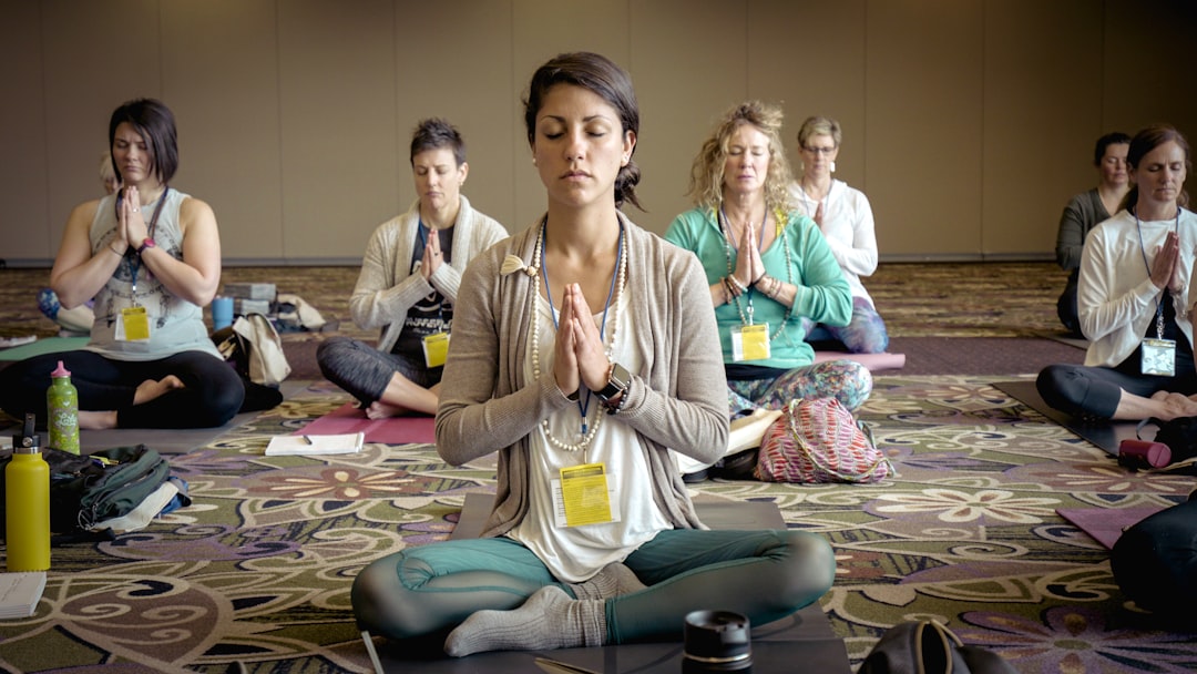 Collaborateurs en méditation collective pendant un séminaire détox digital