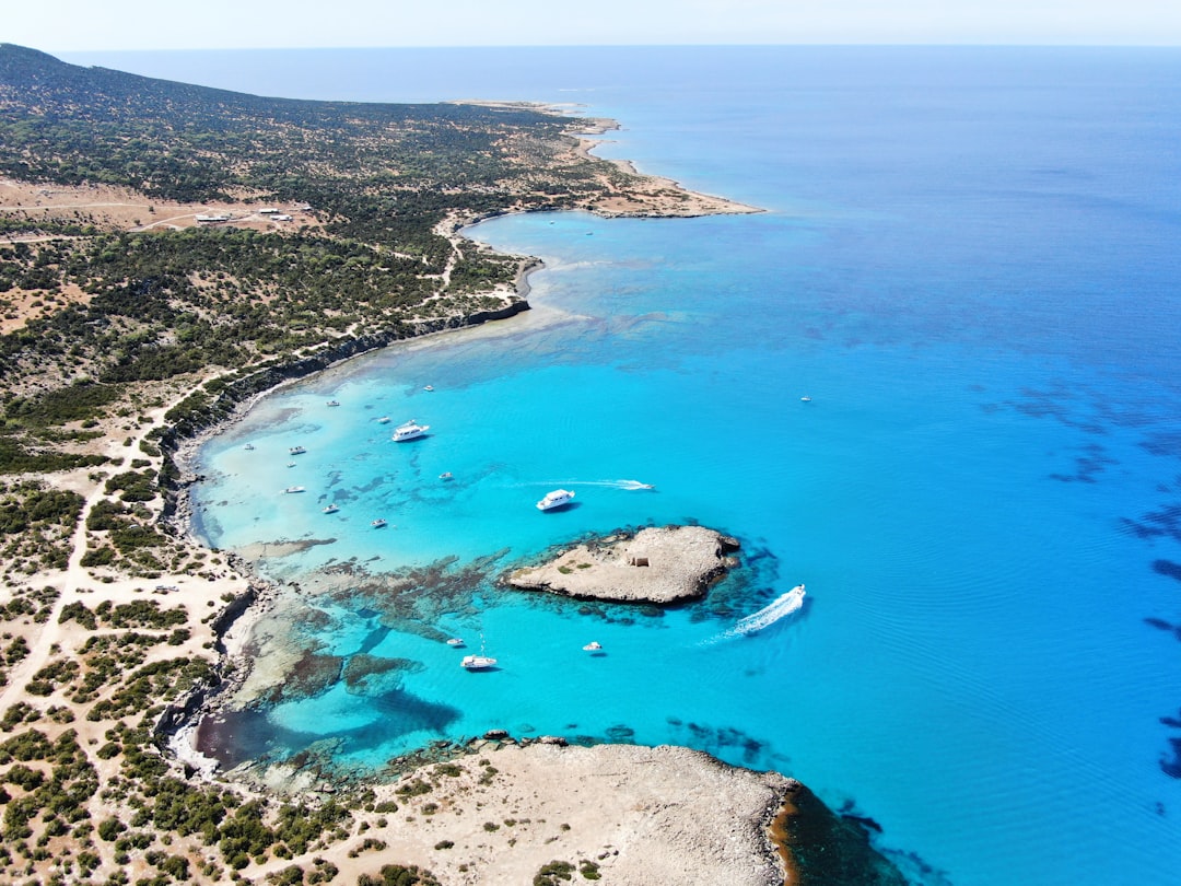 Avion survolant la Méditerranée en direction de Chypre pour un séminaire