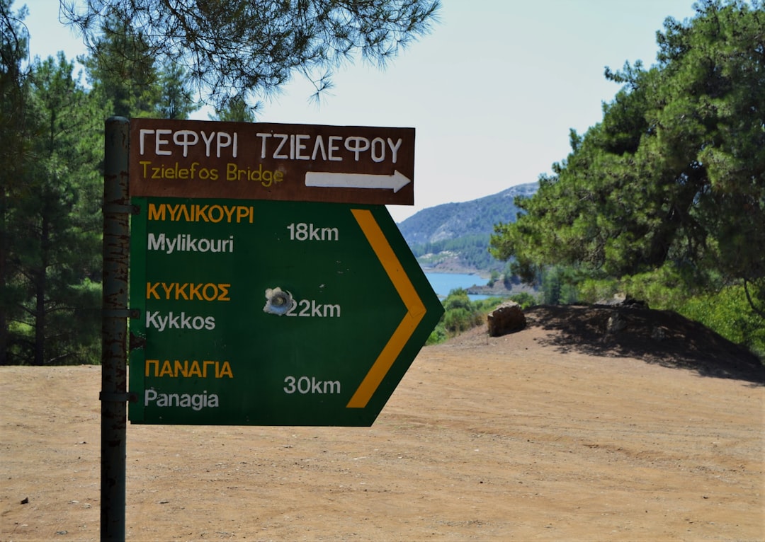 Groupe d'entreprise en réunion budgétaire pour un séminaire à Chypre