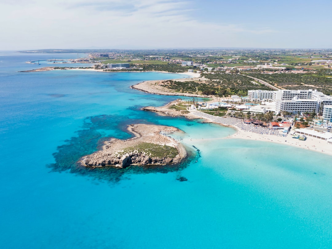Hall d'un hôtel de luxe à Chypre accueillant un séminaire d'entreprise
