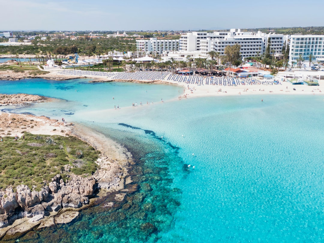 Vue aérienne de la côte chypriote pour un séminaire d'entreprise inoubliable