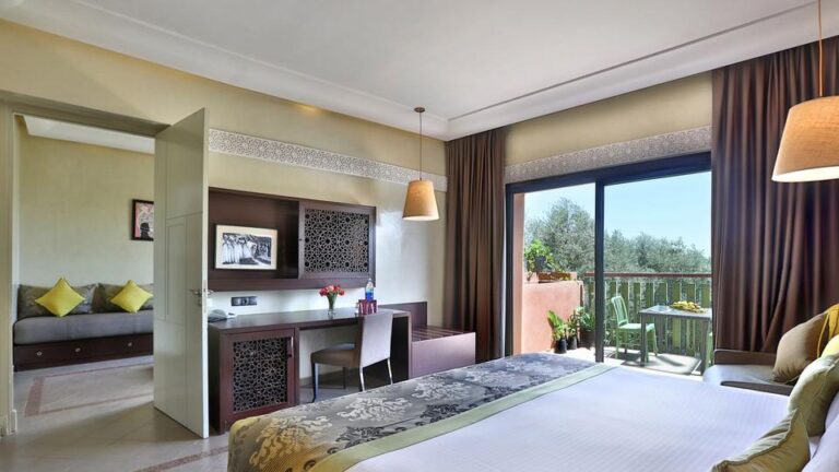 Chambre Privilège du Kenzi Club Agdal Medina avec balcon vue sur jardins et oliviers