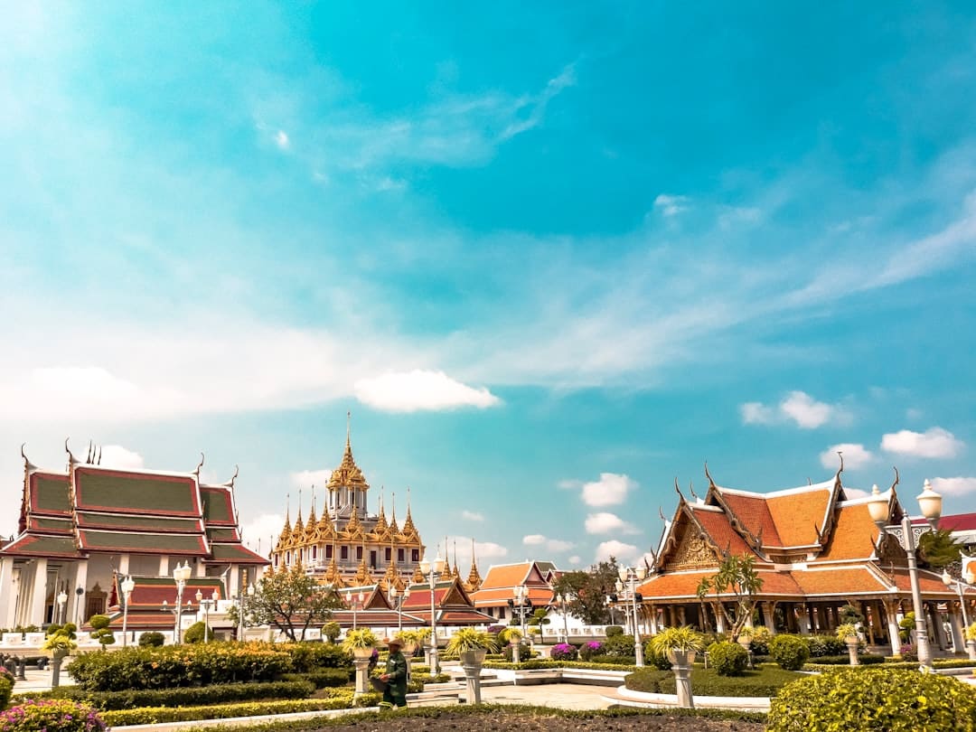 Participants d'un séminaire découvrant la culture thaïlandaise en groupe