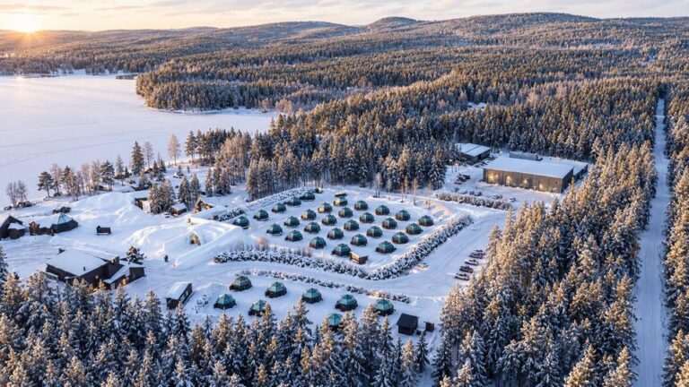 Vue aérienne de jour du domaine Arctic SnowHotel & Glass Igloos et ses igloos de verre, site idéal pour un séminaire insolite à Rovaniemi