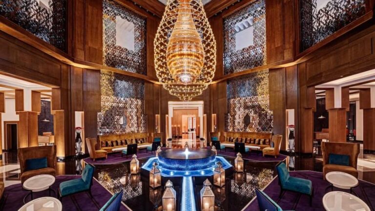 Lobby monumental du Mövenpick Marrakech, cadre de réception prestige pour les événements corporate et soirées de gala