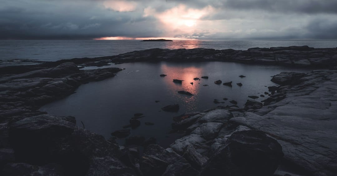 Fjord enneigé de Laponie norvégienne sous un ciel d'aurores boréales